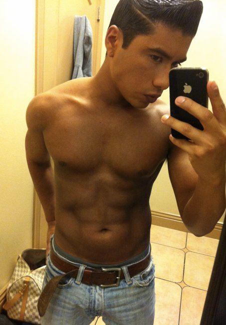 หนุ่มๆกัับมือถือเครื่องโปรด