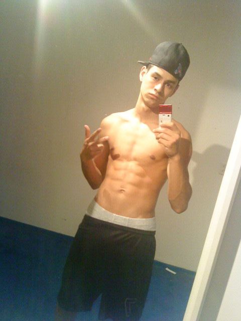 หนุ่มๆกัับมือถือเครื่องโปรด