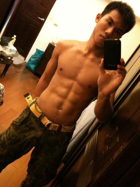 หนุ่มๆกัับมือถือเครื่องโปรด