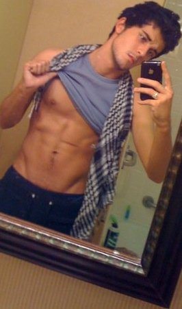 หนุ่มๆกัับมือถือเครื่องโปรด