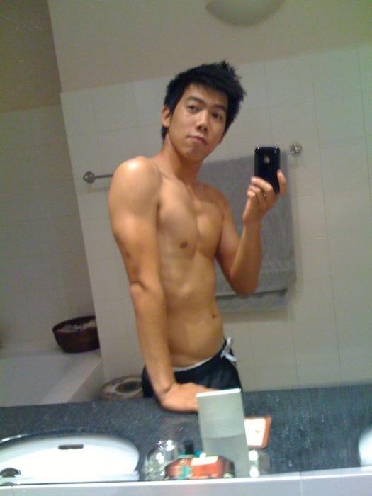 หนุ่มๆกัับมือถือเครื่องโปรด