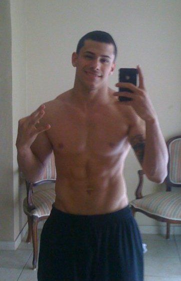 หนุ่มๆกัับมือถือเครื่องโปรด