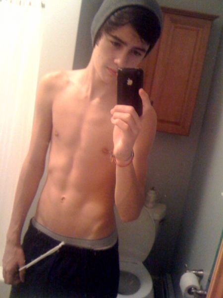 หนุ่มๆกัับมือถือเครื่องโปรด