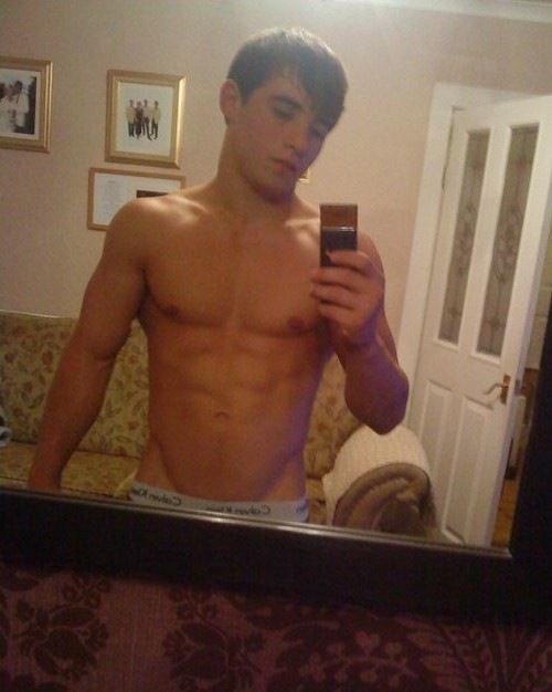 หนุ่มๆกัับมือถือเครื่องโปรด