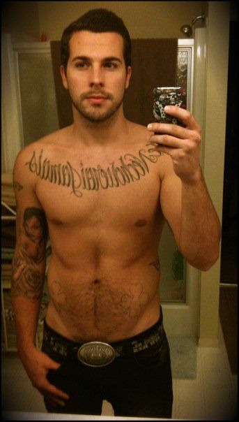 หนุ่มๆกัับมือถือเครื่องโปรด