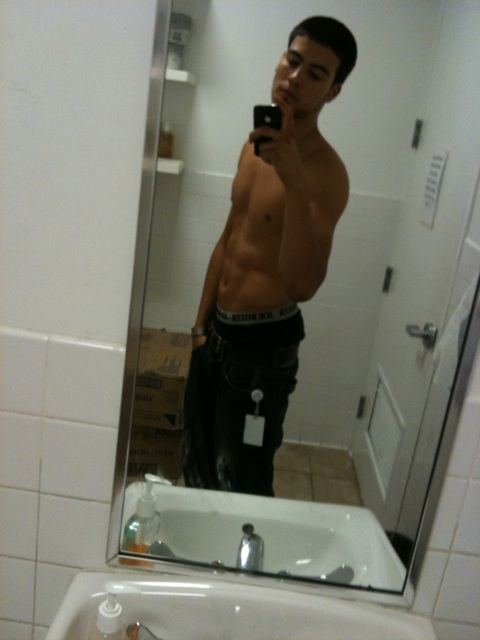 หนุ่มๆกัับมือถือเครื่องโปรด