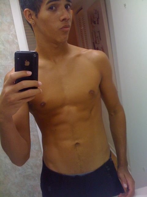 หนุ่มๆกัับมือถือเครื่องโปรด