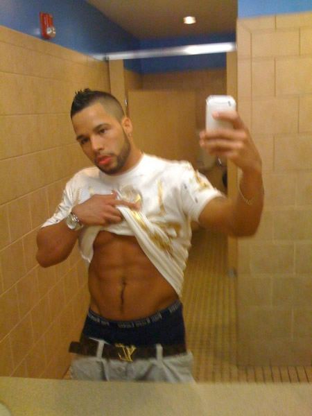 หนุ่มๆกัับมือถือเครื่องโปรด