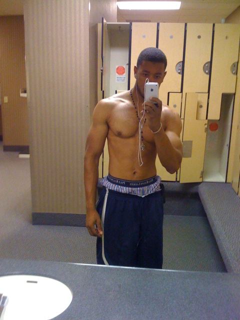 หนุ่มๆกัับมือถือเครื่องโปรด