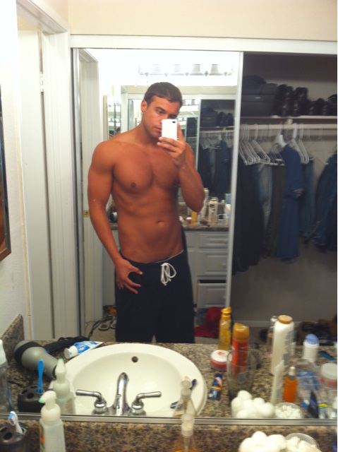 หนุ่มๆกัับมือถือเครื่องโปรด