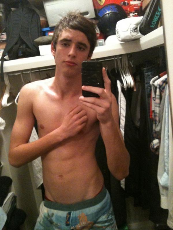 หนุ่มๆกัับมือถือเครื่องโปรด