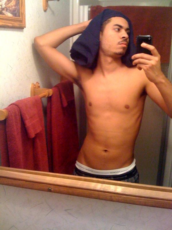 หนุ่มๆกัับมือถือเครื่องโปรด