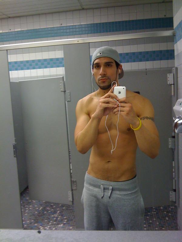 หนุ่มๆกัับมือถือเครื่องโปรด