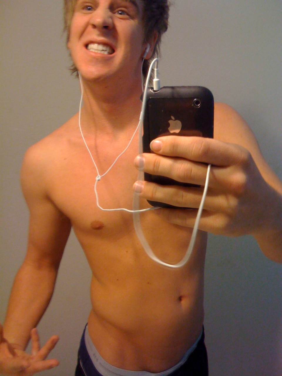 หนุ่มๆกัับมือถือเครื่องโปรด