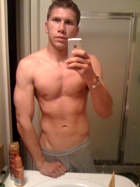 หนุ่มๆกัับมือถือเครื่องโปรด