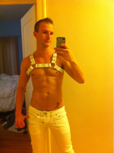 หนุ่มๆกัับมือถือเครื่องโปรด