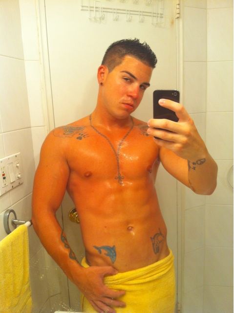 หนุ่มๆกัับมือถือเครื่องโปรด