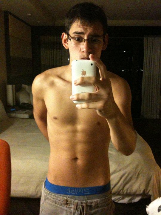 หนุ่มๆกัับมือถือเครื่องโปรด