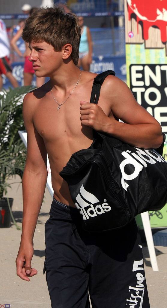 เด็กหนุ่มมากมาย