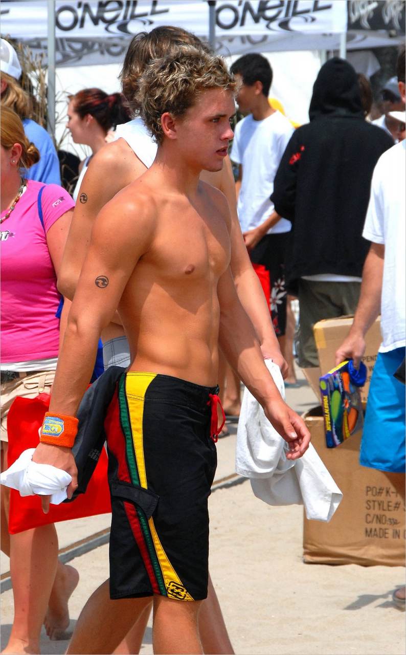 เด็กหนุ่มมากมาย