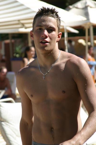 เด็กหนุ่มมากมาย