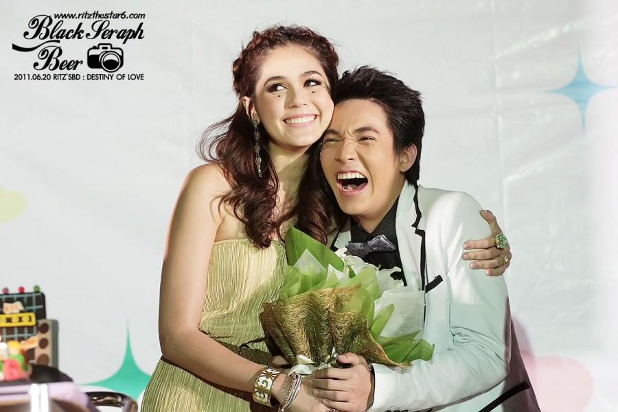 นางงามรุ่นพี่มอบตำแหน่งแก่นางงามรุ่นน้อง