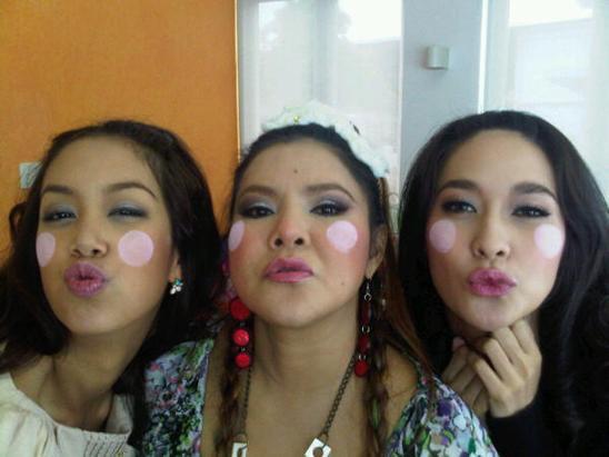 ดาราทำท่าปากจู๋ แบ๊วๆน่ารักๆ