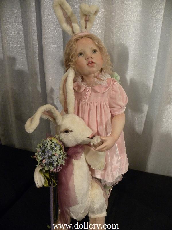 ตุ๊กตาเด็กสวมชุดกระต่ายมาพร้อมตุ๊กตากระต่าย