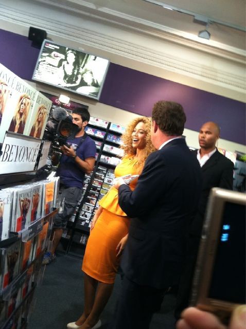 Beyonc&eacute; Goes Shopping With Piers Morgan
