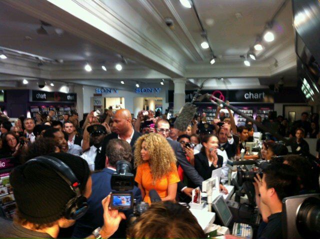 Beyonc&eacute; Goes Shopping With Piers Morgan