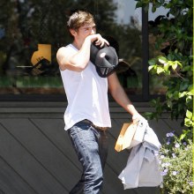 Zac Efron ในลุคสบายๆ โดนแอบถ่ายโดยปาปาราสซี่