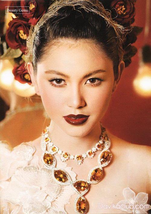 ใหม่-ดาวิกา & โย-ยศวดี @ ขวัญเรือน no.951 July 2011