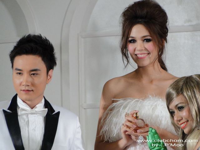 ชมพู่ อารยา เปิดตัวน้ำหอมคนเยอะมากๆ