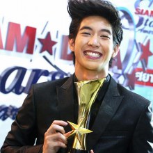 โตโน่ รับรางวัลดาราดาวรุ่งชาย จากงานสยามดาราสตาร์อวอร์ด 2011