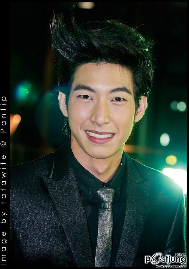 โตโน่ รับรางวัลดาราดาวรุ่งชาย จากงานสยามดาราสตาร์อวอร์ด 2011