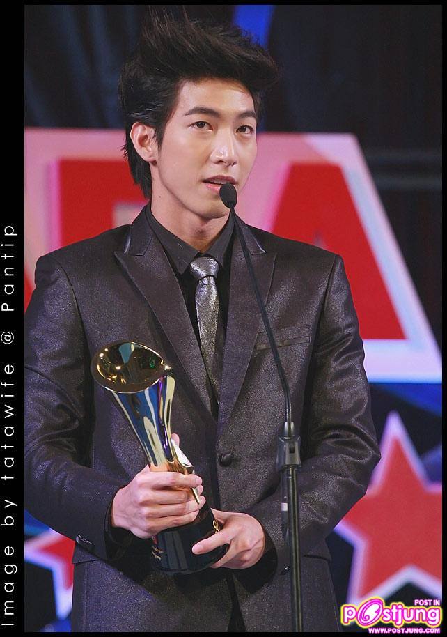 โตโน่ รับรางวัลดาราดาวรุ่งชาย จากงานสยามดาราสตาร์อวอร์ด 2011