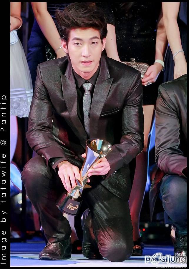 โตโน่ รับรางวัลดาราดาวรุ่งชาย จากงานสยามดาราสตาร์อวอร์ด 2011