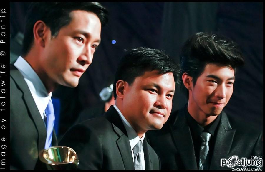 โตโน่ รับรางวัลดาราดาวรุ่งชาย จากงานสยามดาราสตาร์อวอร์ด 2011