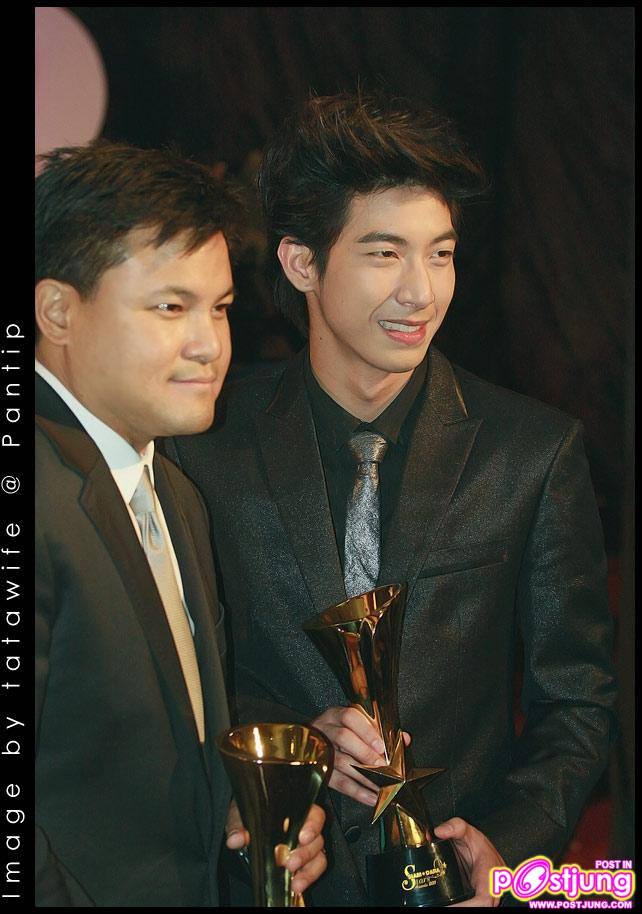โตโน่ รับรางวัลดาราดาวรุ่งชาย จากงานสยามดาราสตาร์อวอร์ด 2011