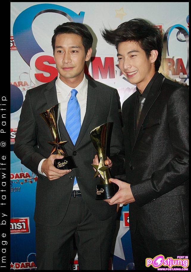 โตโน่ รับรางวัลดาราดาวรุ่งชาย จากงานสยามดาราสตาร์อวอร์ด 2011