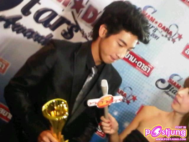 โตโน่ รับรางวัลดาราดาวรุ่งชาย จากงานสยามดาราสตาร์อวอร์ด 2011