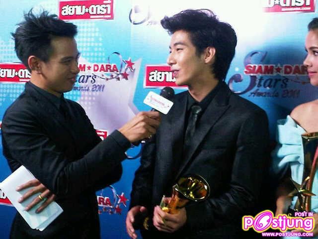 โตโน่ รับรางวัลดาราดาวรุ่งชาย จากงานสยามดาราสตาร์อวอร์ด 2011