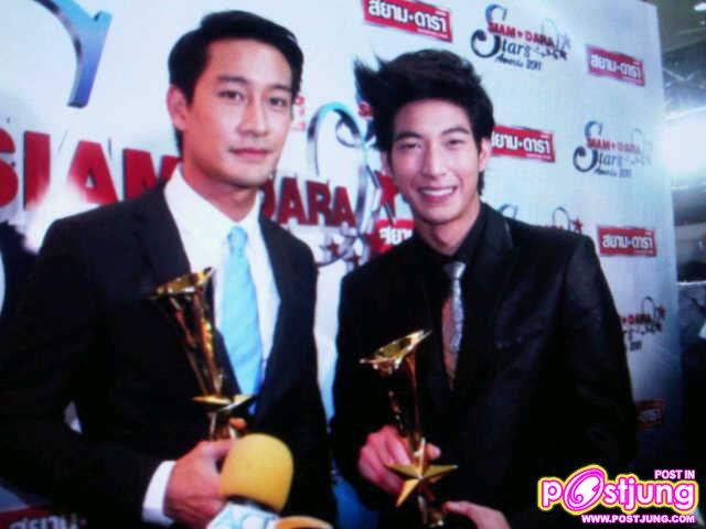 โตโน่ รับรางวัลดาราดาวรุ่งชาย จากงานสยามดาราสตาร์อวอร์ด 2011