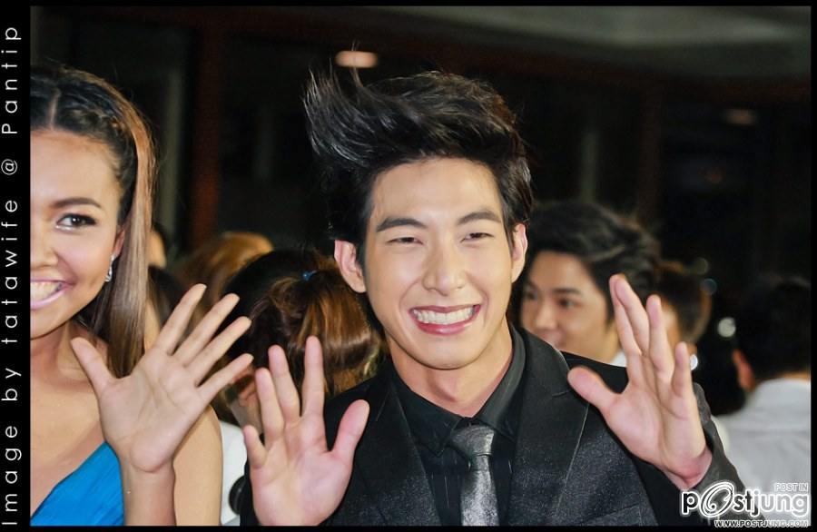 โตโน่ รับรางวัลดาราดาวรุ่งชาย จากงานสยามดาราสตาร์อวอร์ด 2011