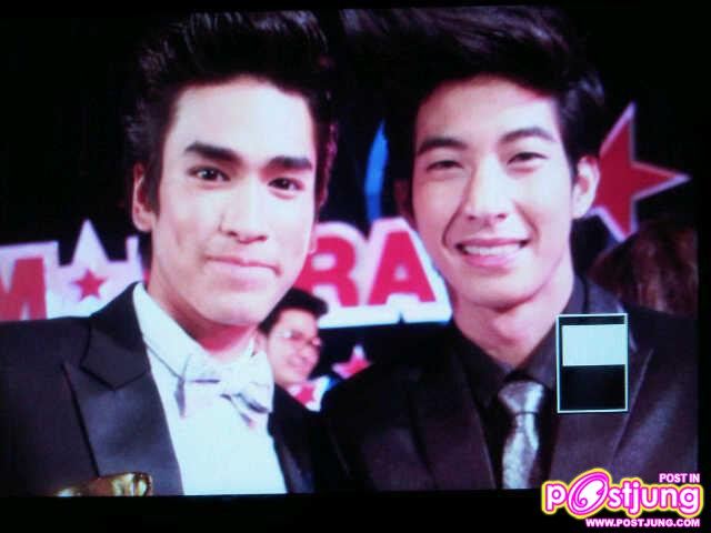 โตโน่ รับรางวัลดาราดาวรุ่งชาย จากงานสยามดาราสตาร์อวอร์ด 2011