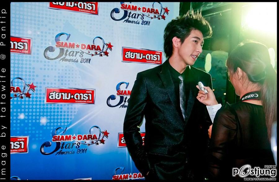 โตโน่ รับรางวัลดาราดาวรุ่งชาย จากงานสยามดาราสตาร์อวอร์ด 2011