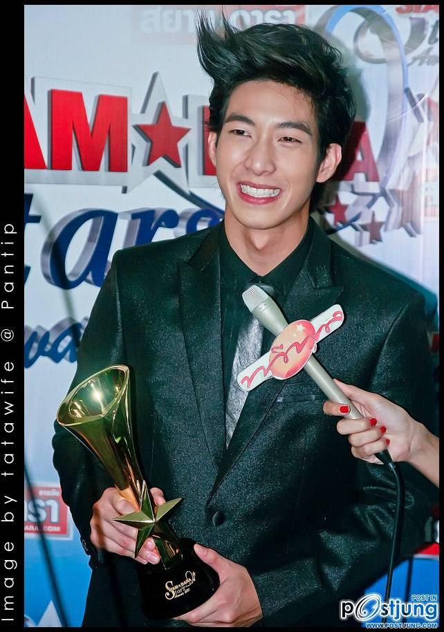 โตโน่ รับรางวัลดาราดาวรุ่งชาย จากงานสยามดาราสตาร์อวอร์ด 2011