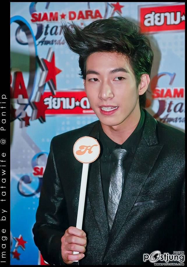 โตโน่ รับรางวัลดาราดาวรุ่งชาย จากงานสยามดาราสตาร์อวอร์ด 2011