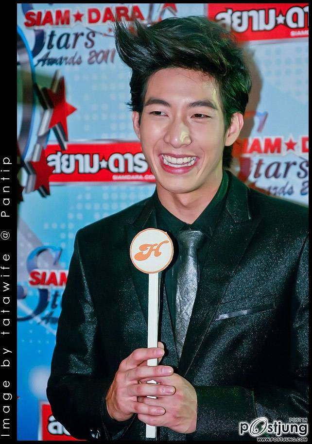 โตโน่ รับรางวัลดาราดาวรุ่งชาย จากงานสยามดาราสตาร์อวอร์ด 2011