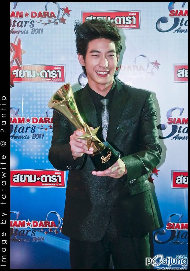 โตโน่ รับรางวัลดาราดาวรุ่งชาย จากงานสยามดาราสตาร์อวอร์ด 2011